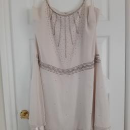 Gorgeous Cream Occasion Dress beaded bodice and hemline chiffon fabric with satin underlay lovely for special occasion says size 18 but on the smaller side more like 14/16
Collection Halewood L26 
