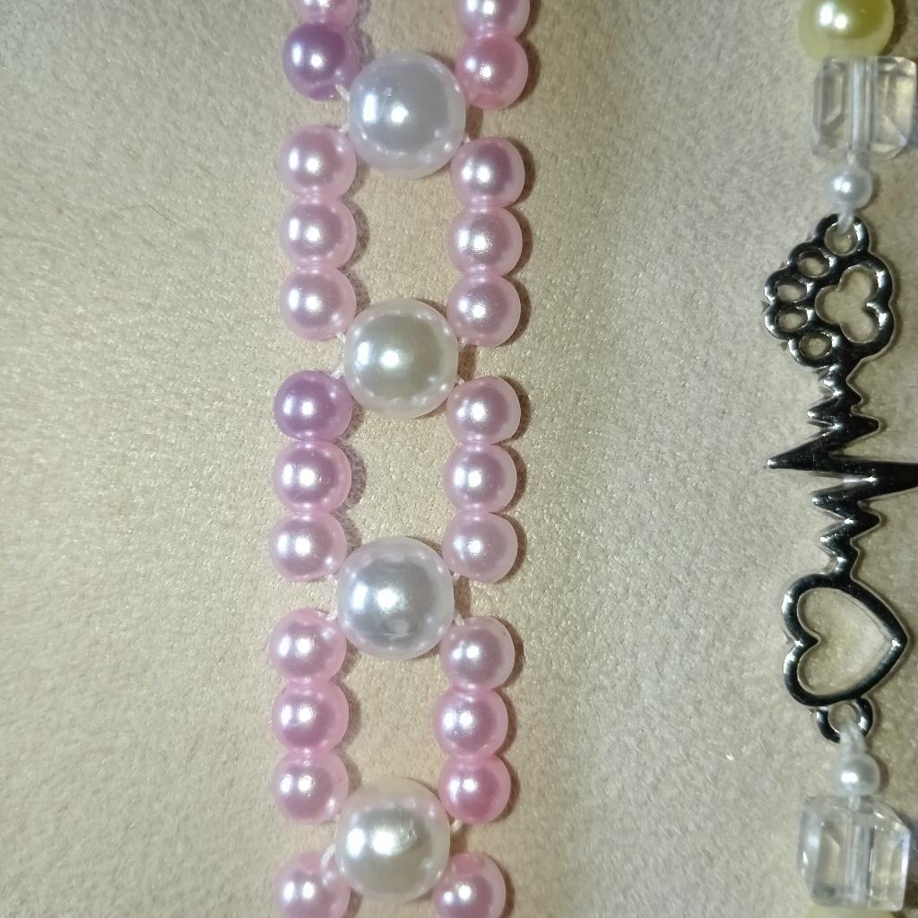5 gorgeous handmade beaded bracelets all approx 7-8 inches long.

Collection primrose Hill, Huddersfield