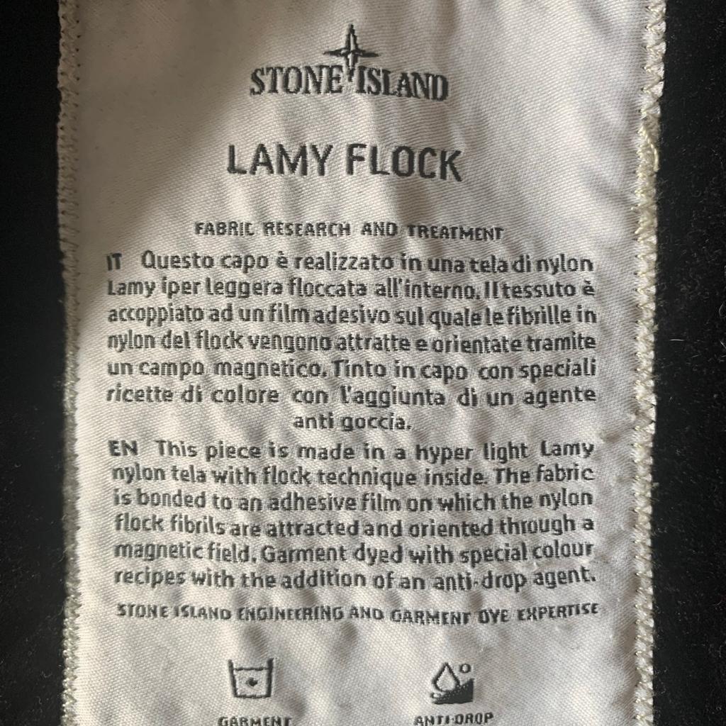 A little crinkled as been packed away. Genuine stone island LAMY FLOCK: Hooded jacket made of a hyper lightweight Lamy nylon canvas flocked inside.