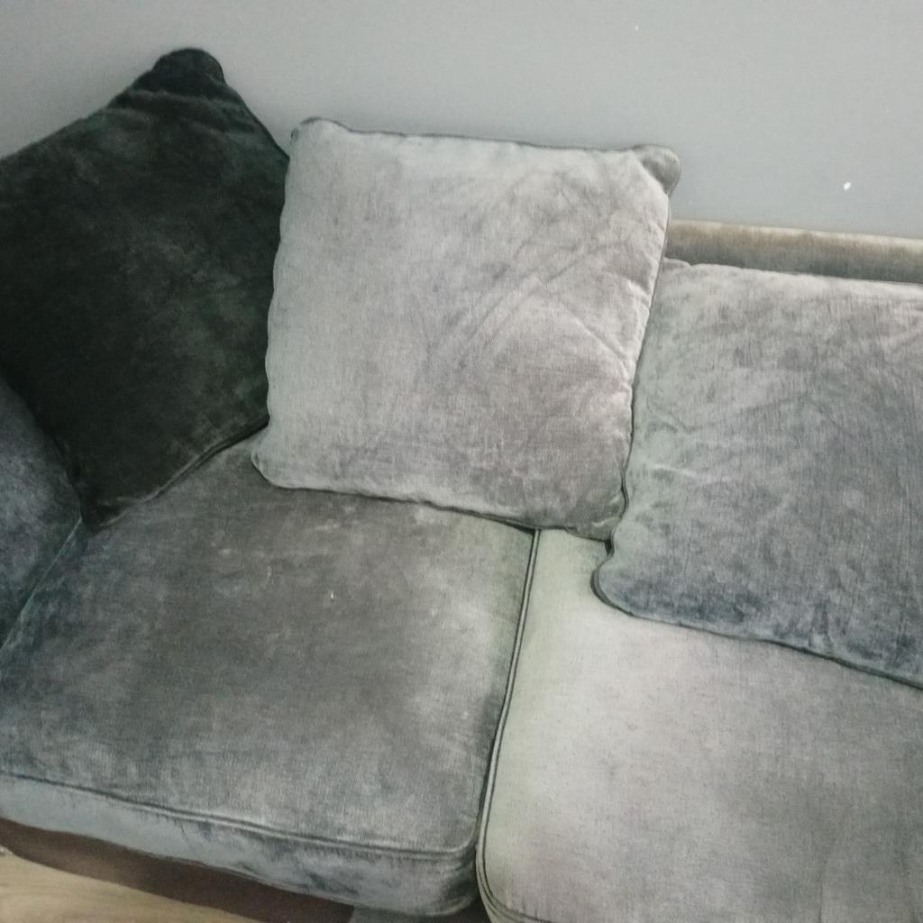 5 seater Corner Couch
Had it for a few months
It just needs a really good clean sorry just haven't got the time
it's really comfy