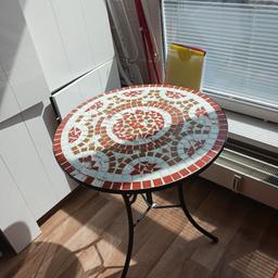 Tisch auch gut für den Garten stabil mit Mosaiksteine