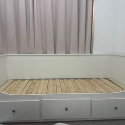 Very good condition
Bed with 3 drawers
Perfect for storage + sleep