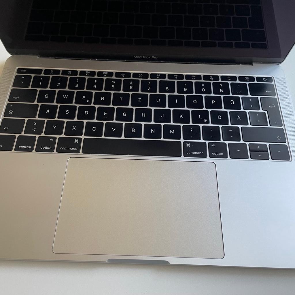 Apple MacBook Pro 2017 | 13.3"
2.3 GHz | 8 GB | 128 GB SSD | silber