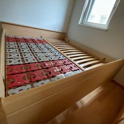 Verkaufe sehr gut erhaltenes Doppelbett mit hochwertigen Lattenrosten, Das Bett ist aus Eichenholz und hat die Maße 180x200 cm.