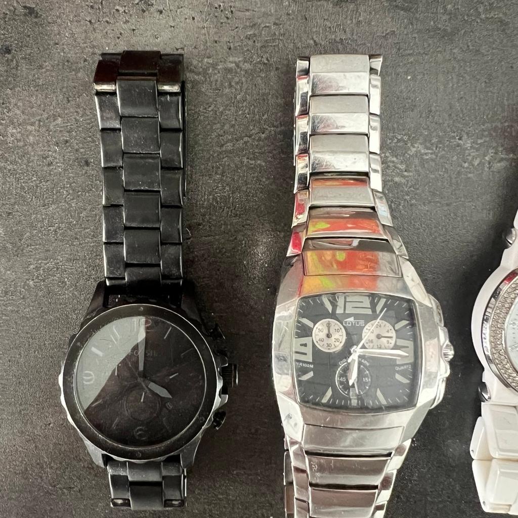 Verkaufe hier eine Sammlung aus insgesamt 6 hochwertigen Damen Uhren.

1 Michael Kors
1 Guess
1 DKNY
1 Lotus
2 Fossil