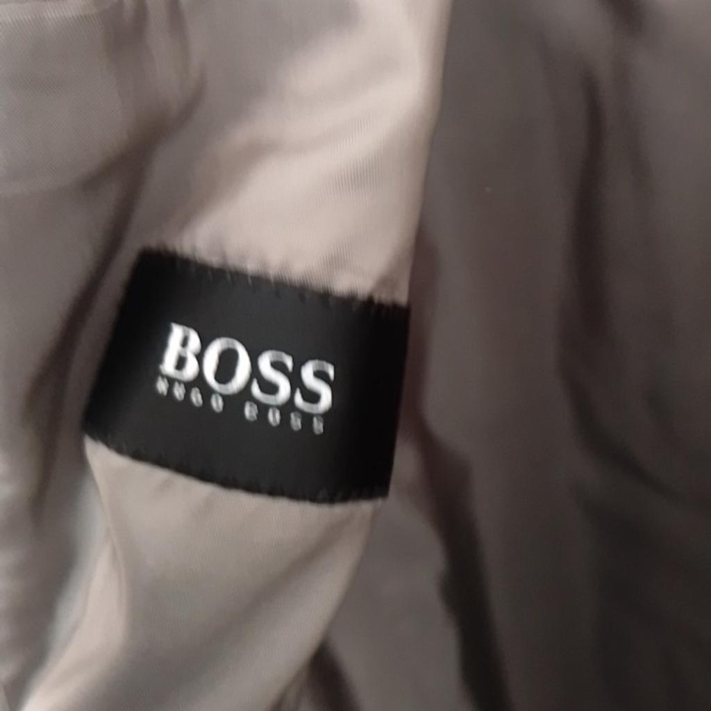 sehr schöne Hugo Boss Anzug Original nur einmal getragen sehr gepflegt sauber wie neu in Größe 50 preis ist verhandelbar