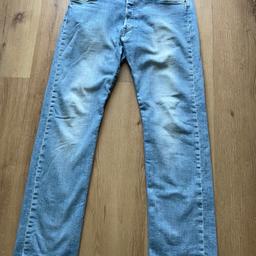 Levi‘s 501 Straight Jeans zu verkaufen.

Fittet W33 L32

Maße:
Länge: 107cm
Waist: 41cm
Bottom: 21cm
