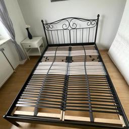 Metall-Bett inklusive zweiteiligem Lattenrost, super Zustand,  massiv, einfache Montage, plus Matratze