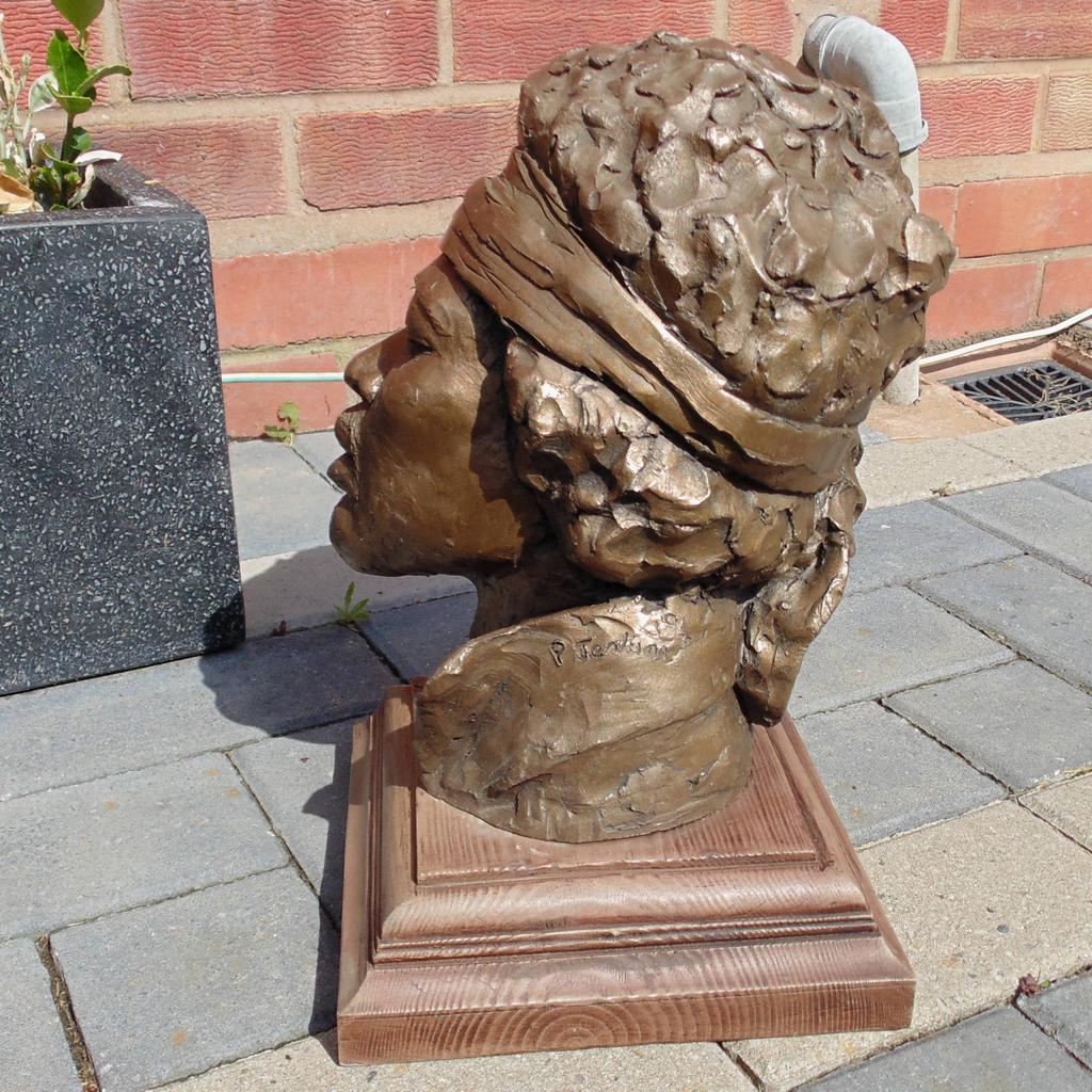 Here we have a stunning rare bust of lengendary guitarist Jimi Hendrix in his famous woodstock pose by Paul Jenkins. This is an original copy of the original bronze produced in 1994 as a limited edition. It feels like stone/bronze resin. Excellent condition, the front of the base has slightly faded with age due to being in direct sunlight for many years but not too noticable. Ref. (#1049)

 Height........ approx 12 inch / 30 cm
 Width........ approx 7.5 inch / 19 cm
 Length........ approx 7.5 inch / 19 cm

Pick up only, Dy4 area. Cash on collection.