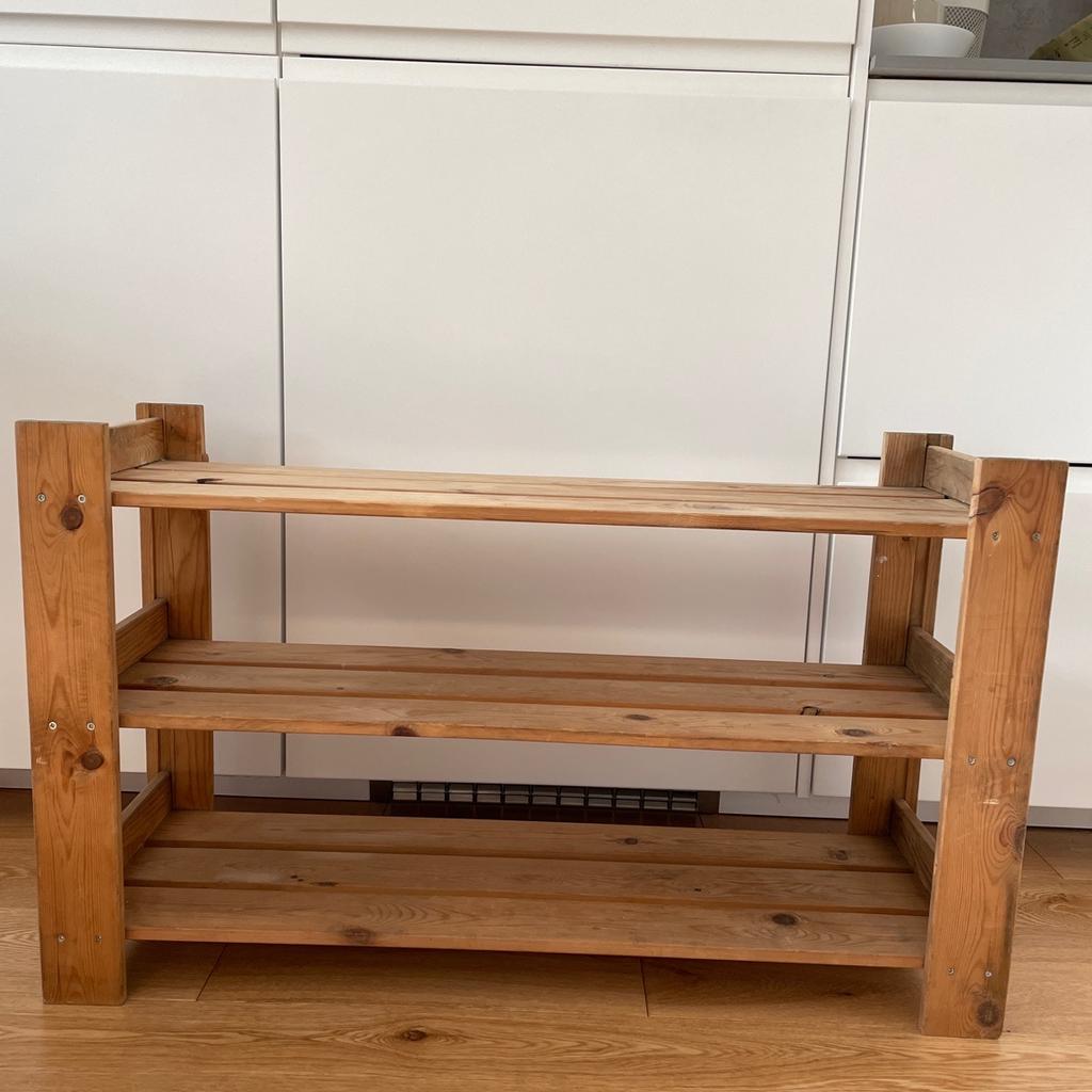 Solid wood shoe rack 3 levels in very good conditions m.
Dimensions: W 84cm x D 27cm x H 50 cm
Collection only from SW4 0QA