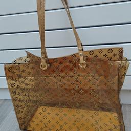 LARGE LOUIS VUITTON SEE THROUGH BEACH BAG/SHOPPER BAG. LEATHER HANDLES.
NICE CONDITION NICE QUALITY BAG. HAS BEEN USED. HAVE HAD FOR A LONG TIME NO LONGER USED SO HAVING A CLEAR OUT 👍
COLLECT FROM TRENTHAM
POSTAGE TO BE PAID BY BUYER 😊