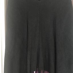 NEXT BLACK PONCHO
NEW NOT BEEN USED 
SIZE SMALL / MEDIUM
COLLECTION ONLY 
CASH ONLY 
MONEY GOING TO DOG CHARITY