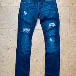 Verkauft wird eine destroyed Jeans Hose von der Marke Tom Tailor in der Weite 30 und in der Länge 34.

Bei Fragen oder Interesse, gerne melden.