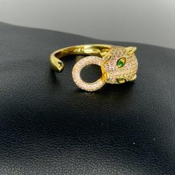 Anello regolabile in argento 925 bagnato nell'oro pantera zirconiata pietre bianche e verdi.