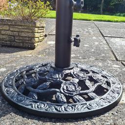 HEAVY 🏋️ Cast Iron Umbrella Base.
Approx size:
42cm dia. x 31cm high
To take poles size up to 55mm.
Refurbished 😁

See my other items 🙂
Collection only from B69 1PU