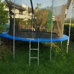 Günstig zu verkaufen: Trampolin mit Leiter und Netz, Durchmesser 3,6 Meter, inklusive Heringe für windsichere Befestigung, Selbstabholung