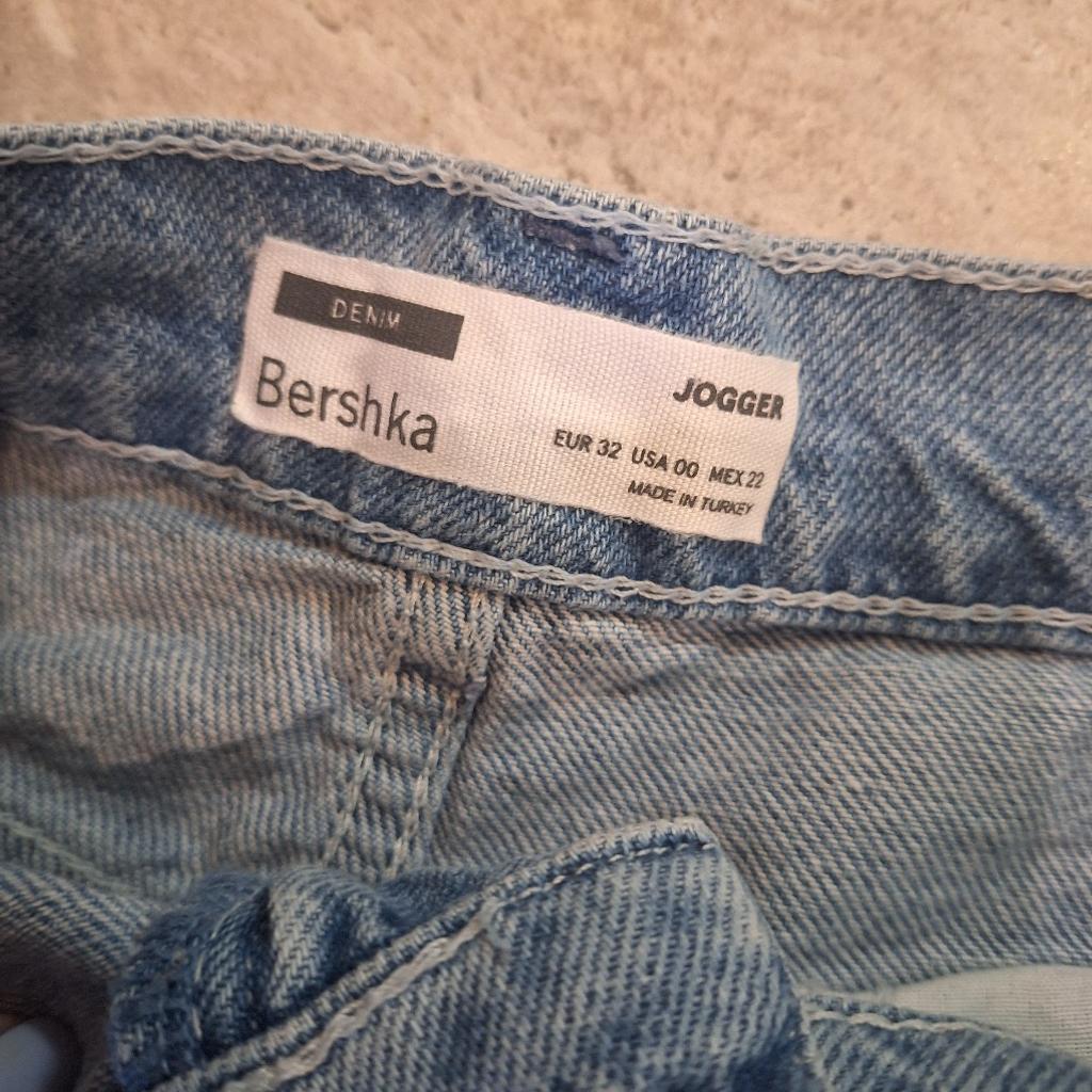 lässige Jeans mit Print von Bershka
1x in schwarz und 1x in blau
wurde von meiner Tochter getragen sehen beide aus wie neu!
Beide Jeans um 38 einzeln um 20 euro