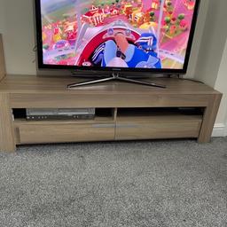 Like new oak tv unit, only been used for a couple of months. There’s not even a scratch visible on this unit it’s in immaculate condition, has two shelving spaces and two large drawers. It’s great quality and very sturdy! It is still being sold for a lot more around £350 in shops.. I’m willing to sell it cheap for a quick sale.
I’m willing to sell it for £85- bargain!

Measurements are:
Length 150 cm
Width 41,5cm
Hight 40,5cm

Collection preferred from Darwen- Lancashire but can arrange delivery if you’re unable to collect it. Any questions just send me a message.