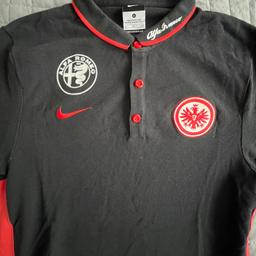 Eintracht Frankfurt Poloshirt mit Sponsor drauf.
Größe S