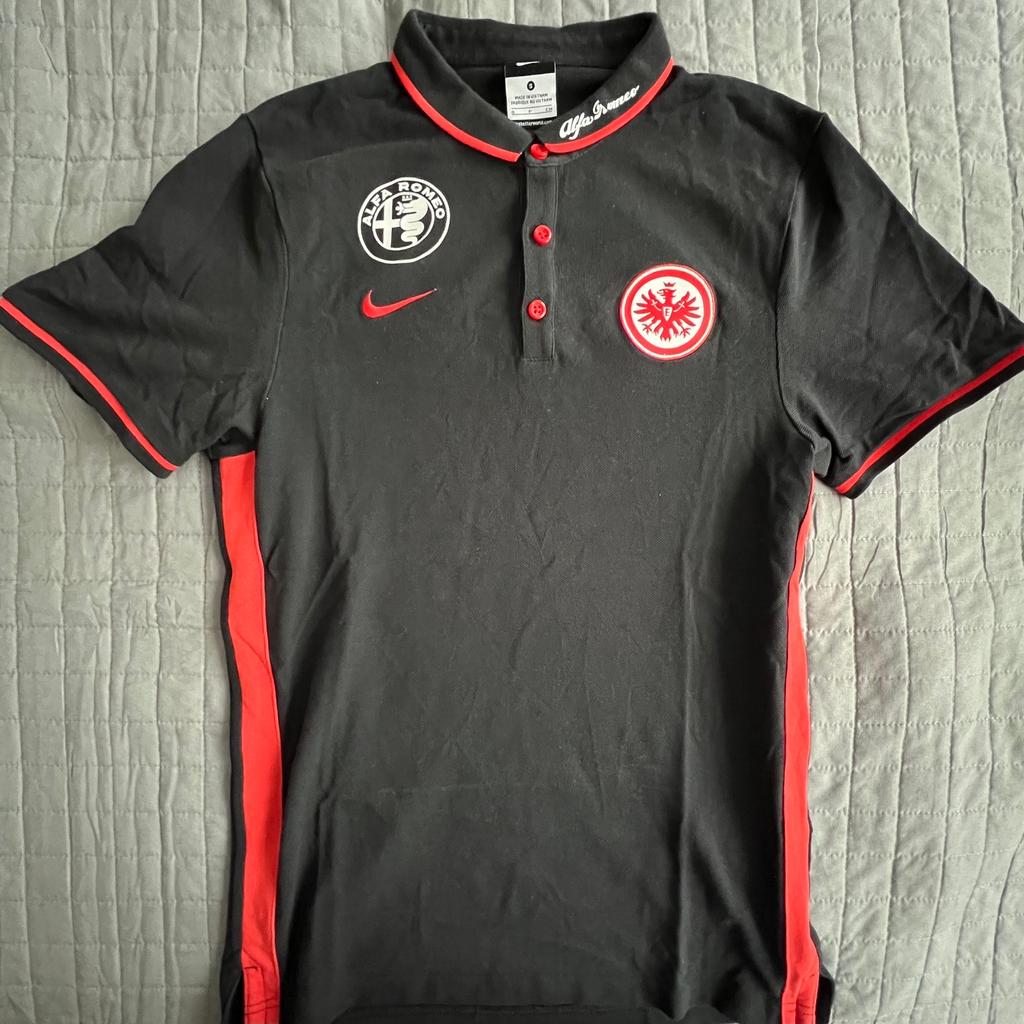 Eintracht Frankfurt Poloshirt mit Sponsor drauf.
Größe S