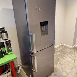 Fridge for sale Samsung Fridge Freezer 

Fridge is used but in good condition

It is the non plumbed version with water dispenser

Please note due to size it is Collection only, viewing welcome