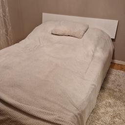 Ich verkaufe mein 140×200 cm großes Bettgestell inklusive Lattenrost. Das Bett ist 35 cm hoch.
Bitte nur für Selbstabholer.