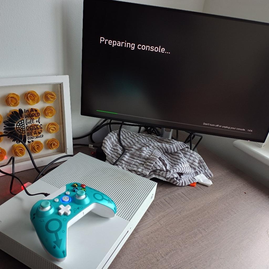 Xbox one for sale, comes with HDMI and power cable.

Not the original controller but works fine and is wireless just use a usb cable to charge which is included.

Also, come with House Flipper game.

Screen not included, just to show it's working.

Collection WN5, Wigan