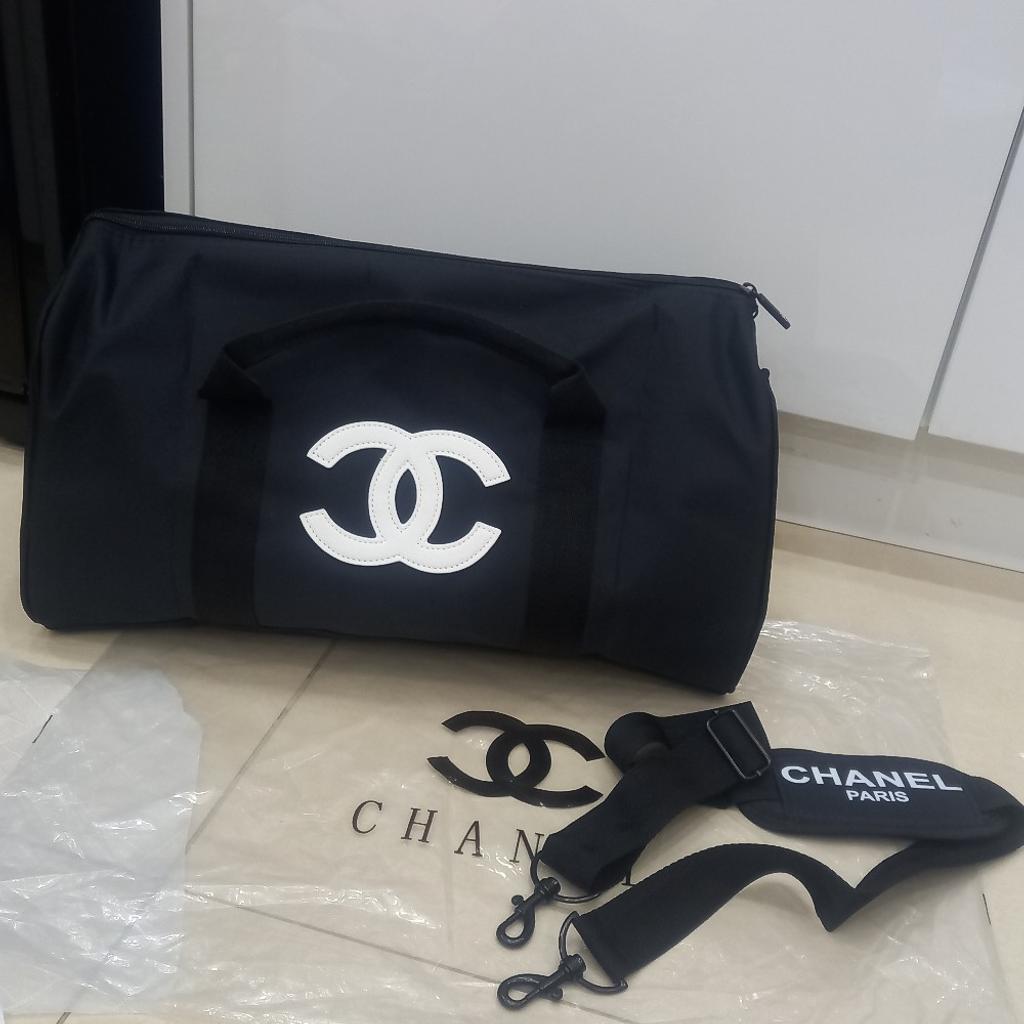Chanel beauty counter compliment. Long shoulder
Chanel VIP counter gift complementary. Genuine and welcome for chanel members. Authentic 100%.

if you are familiar with VIP chanel gifts only please buy. any questions please ask. Great bargain.