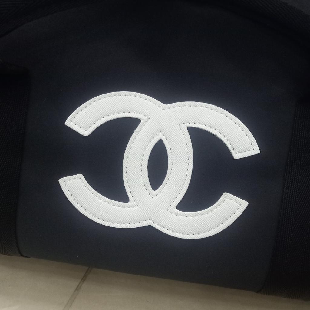 Chanel beauty counter compliment. Long shoulder
Chanel VIP counter gift complementary. Genuine and welcome for chanel members. Authentic 100%.

if you are familiar with VIP chanel gifts only please buy. any questions please ask. Great bargain.