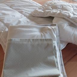 Baby-Bettenset
- 3 Kissen in verschiedenen Größen
- 1x Decke 100x135 cm
- Passende Bettwäsche für alle Teile