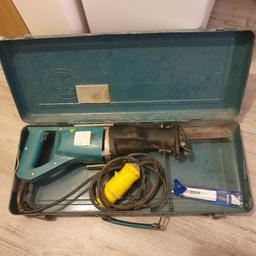 MAKITA JR3000 CORDED RECIPROCATING SAW 110v, STILL WORKS LIKE IT SHOULD DO AND COMES WITH SOME SPARE BLADES, SELLING AS NOW UPGRADED TO CORDLESS SAW, METAL BOX IS OK BUT 1 CLIP MISSING BUT STILL HOLDS SAW FINE, ANY QUESTIONS JUST ASK.