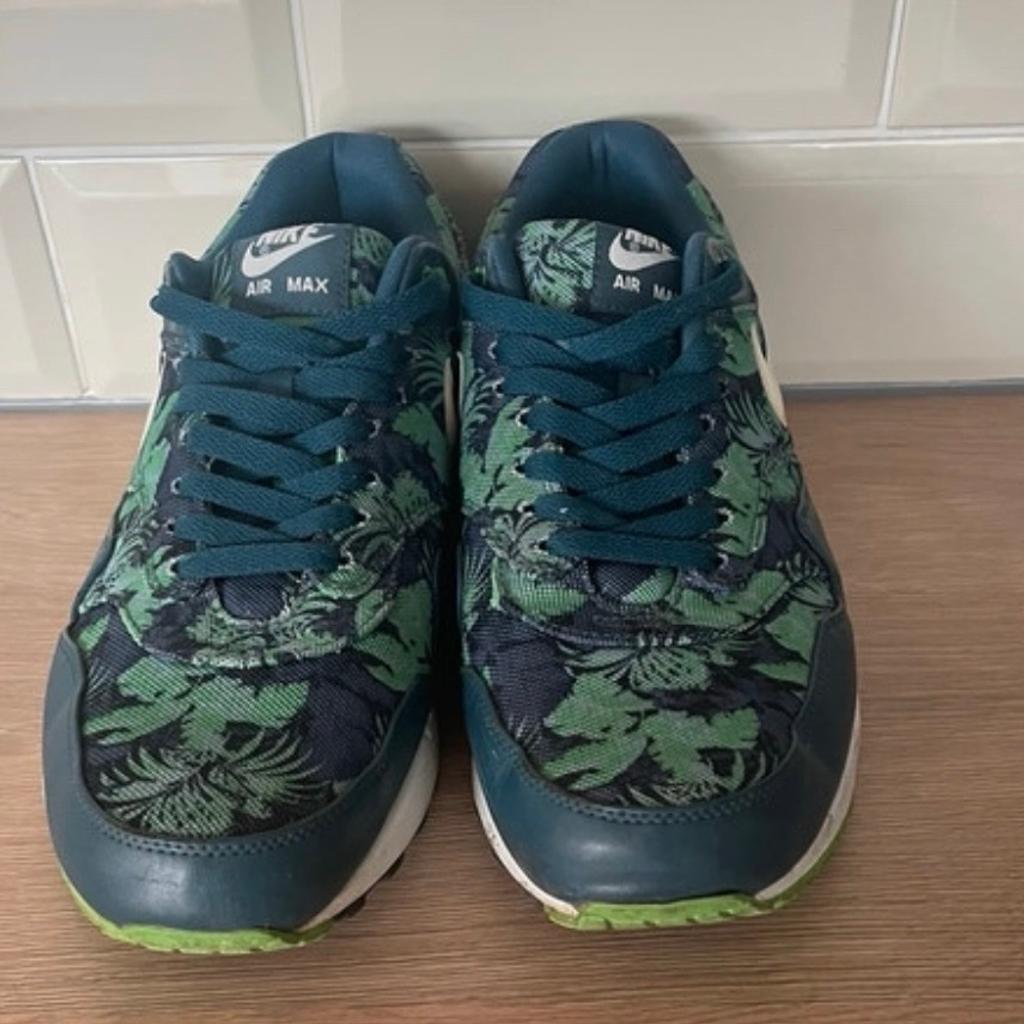 Rare floral green colourway in good condition