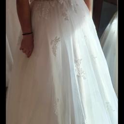 Verkaufe mein Hochzeitskleid Gr. 42 noch mit Preisschild. OP 999 €. Hatte es nie an. Habs gekauft in diese Größe, da ich viel abgenommen habe und dachte, dass ich bis zur Hochzeit diese Größe erreiche. Ist leider anders gekommen, als ich dachte und hab mir anderes Kleid gekauft. Ist komplett neu. Möchte für das Kleid 299 und 25€ für Reifrock+ Versand.