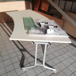 Weißer Schreibtisch, sehr stabil und massiv, mit erhöhter Stiftablage aus Glas, Platte ca 2x1 Meter.