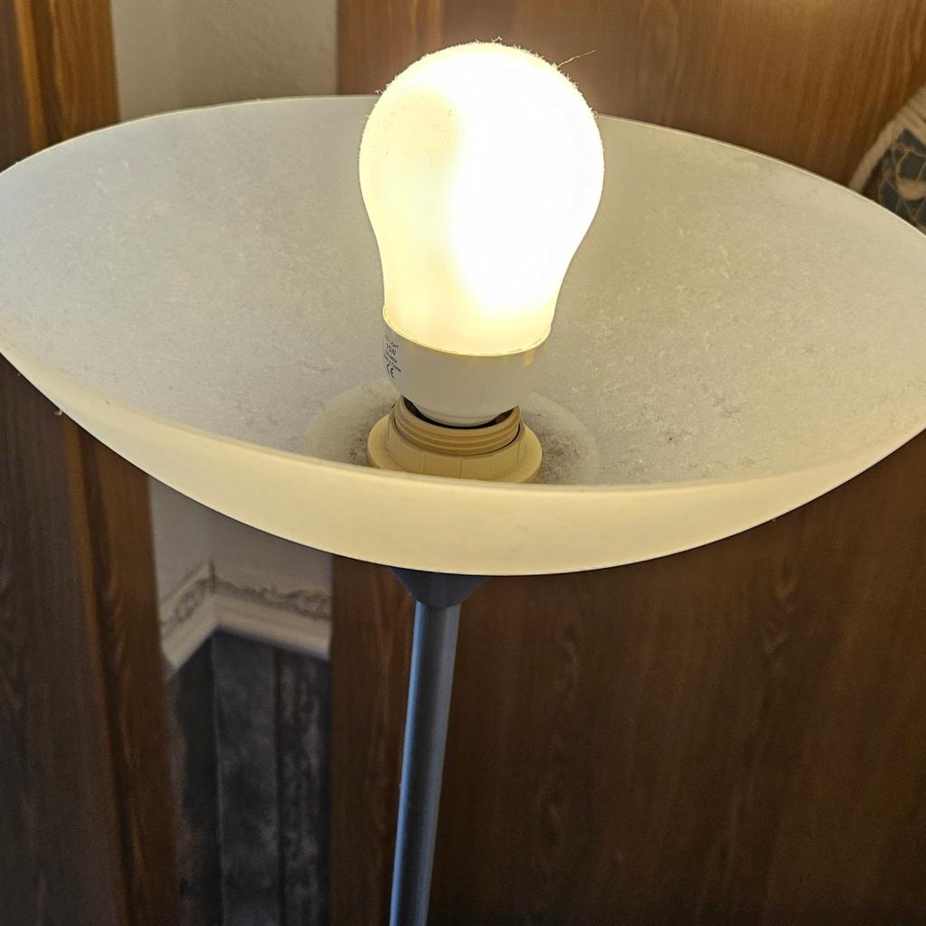 Stehlampe mit Leselampe
Höhe ca. 1,79m
funktioniert einwandfrei
Abholung oder Versand möglich
6,99€ per DHL
oder
6,75€ per Hermes