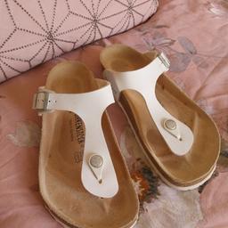 Birkenstock Gizeh White Sandals.

Size 5 (38 )
Used only a couple of times , so are in good condition.still.

Currently on Birkenstock website for £90

So a bargain at £20

Cash on collection only please from Sutton Coldfield B76.

Thanks
