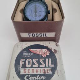 Es handelt sich um eine Fossil Chronograph Uhr in Blau ,
Die Uhr wurde nur auf Veranstaltungen sowie zu Besonderen Anlässen getragen.

Die Batterie muss gewechselt werden!
Perfekt als Geburtstagsgeschenk für den Liebsten.

Paypal wird bevorzugt!!