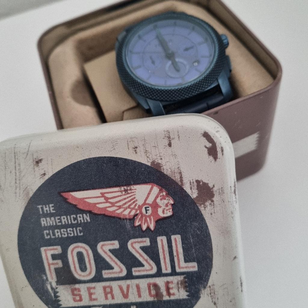 Es handelt sich um eine Fossil Chronograph Uhr in Blau ,
Die Uhr wurde nur auf Veranstaltungen sowie zu Besonderen Anlässen getragen.

Die Batterie muss gewechselt werden!
Perfekt als Geburtstagsgeschenk für den Liebsten.

Paypal wird bevorzugt!!