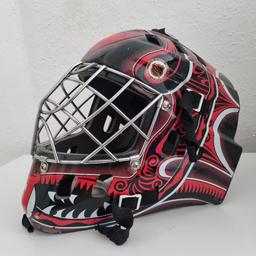Es handelt sich um ein GoalieHelm von New Jersey Devils. 
Helm weisst Gebrauchsspuren auf (siehe Foto)  geeignet für Kinder Köpfe ab 12Jahre 

Paypal Vorhanden!!