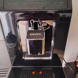 Biete meine Krups EA8908 Evidence Kaffeevollautomat, OLED-Display Barista Quattro Force Technologie, 12 Kaffee-Variationen, 3 Tee-Variationen, One-Touch-Cappuccino Funktion, 2-Tassen Funktion, Schwarz-Chrome an.

Rechnung ist vorhanden. Ich habe Sie nur ein paar mal getestet. Sie gefällt mir einfach nicht. Der Kaffee ist lecker, der Milchschaum ist ebenso super. Aber mag das Design einfach nicht. Sie ist 2Wochen alt! Zubehör und Original Karton dabei.

Ich gebe den Rest vom Kaffee auf dem Bild mit. :)