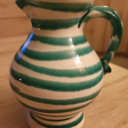 Original Gmundner Keramik
Grüngeflammt
Wiener Form
Krug Höhe 13,5cm
Wurde nie verwendet, stand nur in der Vitrine
NEUWERTIG, keine Beschädigungen