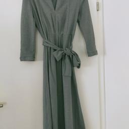 Schickes graues Kleid von ZARA Woman, knielang mit V-Ausschnitt und Bindegürtel, perfekt für Büro oder Freizeit. Größe XS.