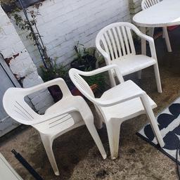 Garden table and Chairs 
LE5
