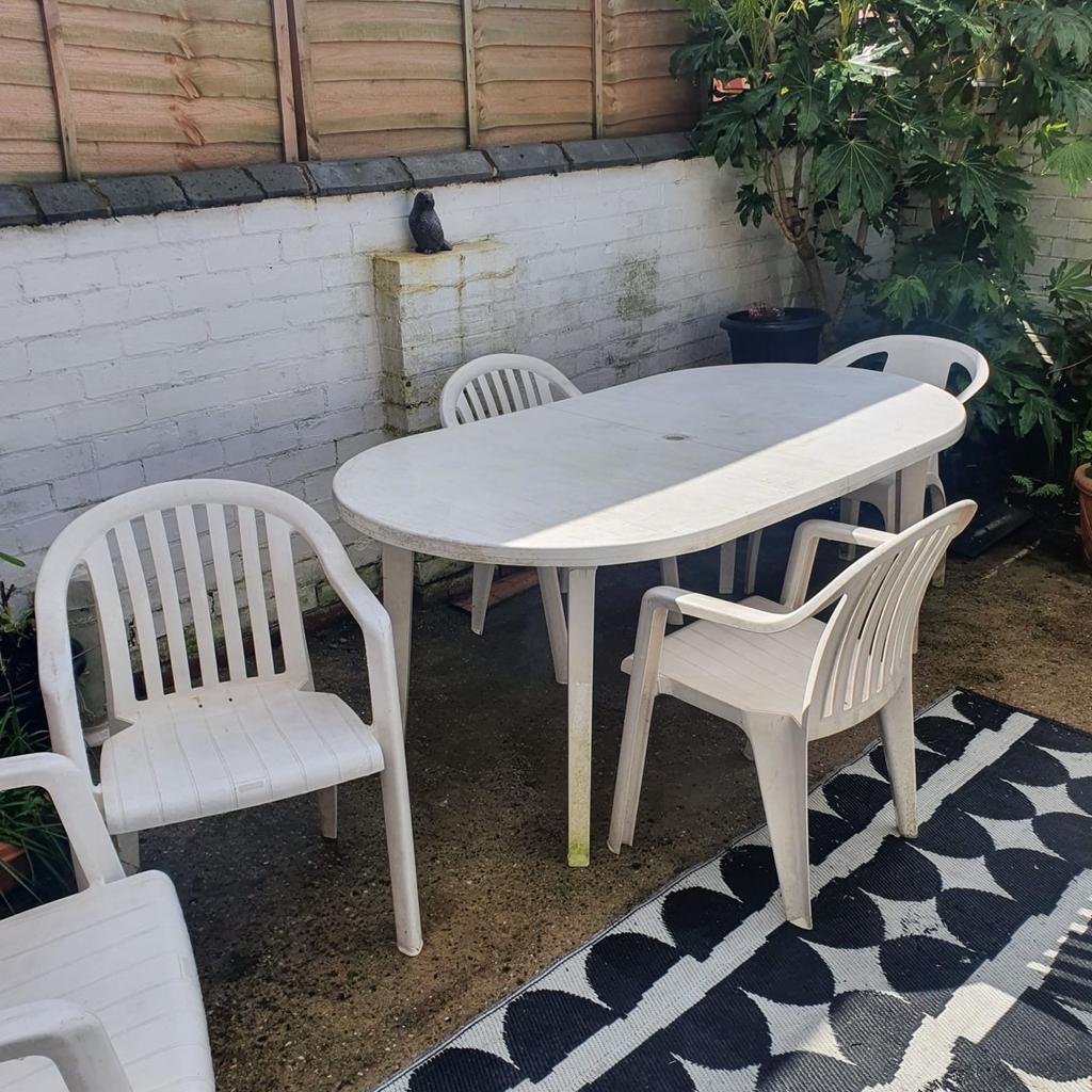 Garden table and Chairs
LE5