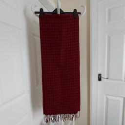 Scarf ”M&S”Collection

 Wool Blend Performance

 Dark Red Mix Colour

 New With Tags

Actual size: cm and m

Length: 1.66 m

Width: 30 cm

One Size

Made in China

Retail Price £25.00