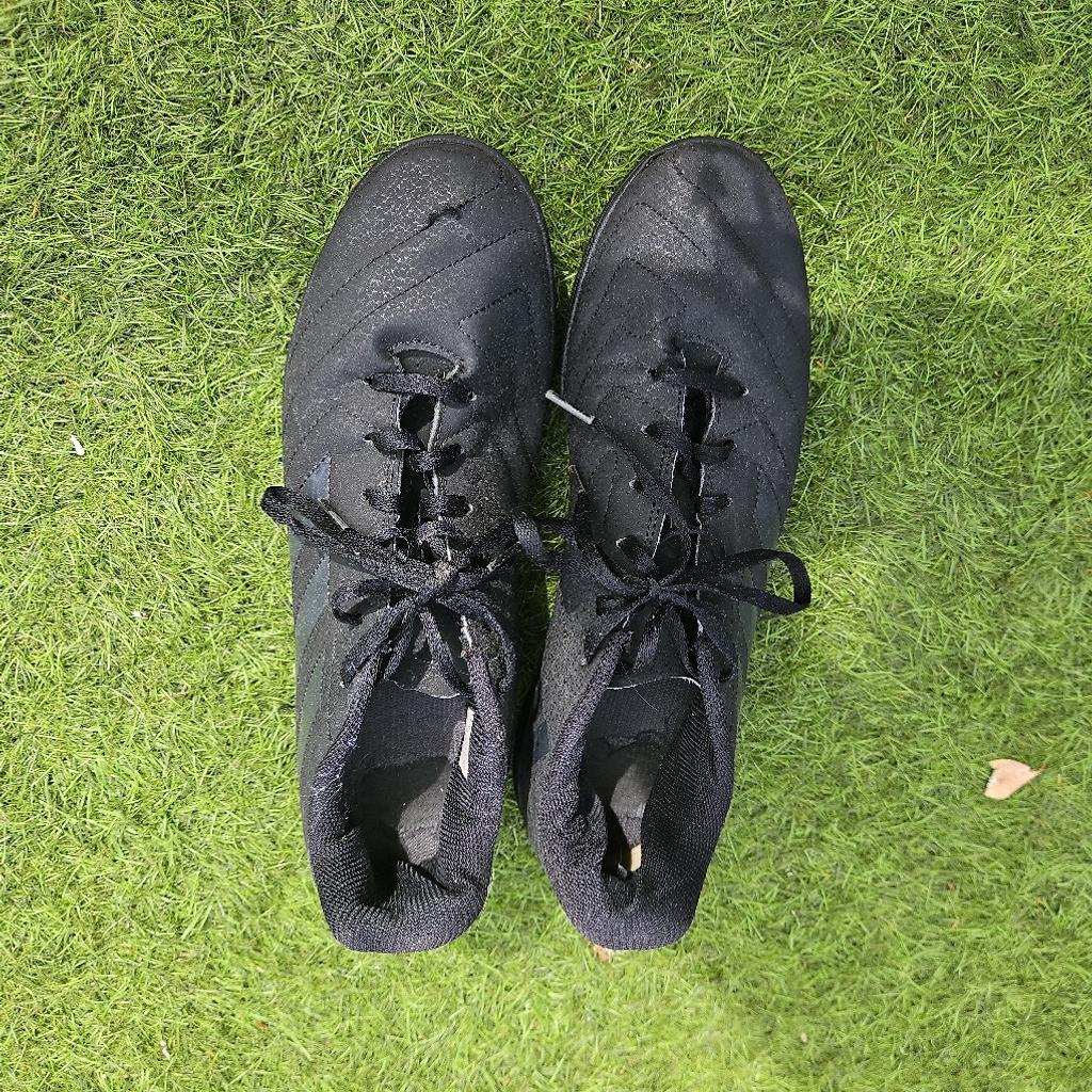 Astro Turf football boots size 9. Bit worn.