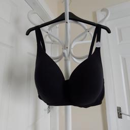 Bra “M&S” Bralette

 Soft Padded

Black Colour

 New With Tags

Actual size: cm

Breast volume: 90 cm - 98 cm

Depth bust: 19.5 cm

Size: 38E (UK)

Eur 85F, FR 100F

73 % Cotton
21 % Polyester
 5 % Elastane
 1 % Polyamide

Exclusive of Trimmings

Made in Bangladesh

Retail Price £20.00