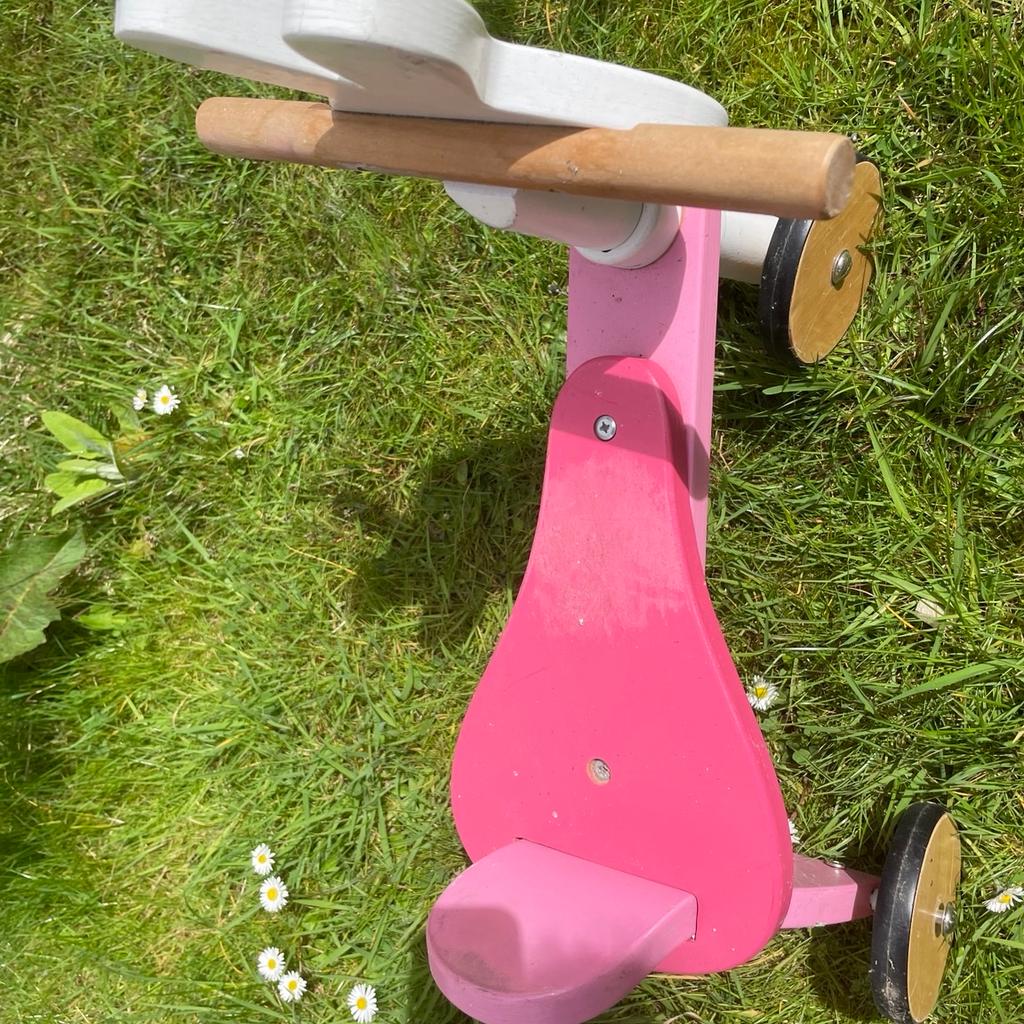 Early learning trike
Wooden
Rabbit
Pink
Good condition. Slightest mark on seat