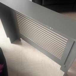 Habitat Grey Austin radiator cover

Painted finish, .
Floor standing fixed to wall.
Size H81.5, W101.5, D19cm.
To fit radiator size: H76, W93.5, D15.5cm.
Weight 8.8kg.

The top shelf part has some damage underneath but it can still slide into position and the cover is still functional please refer to pics for condition

Can be dismantled

Still retails on Argos for £85