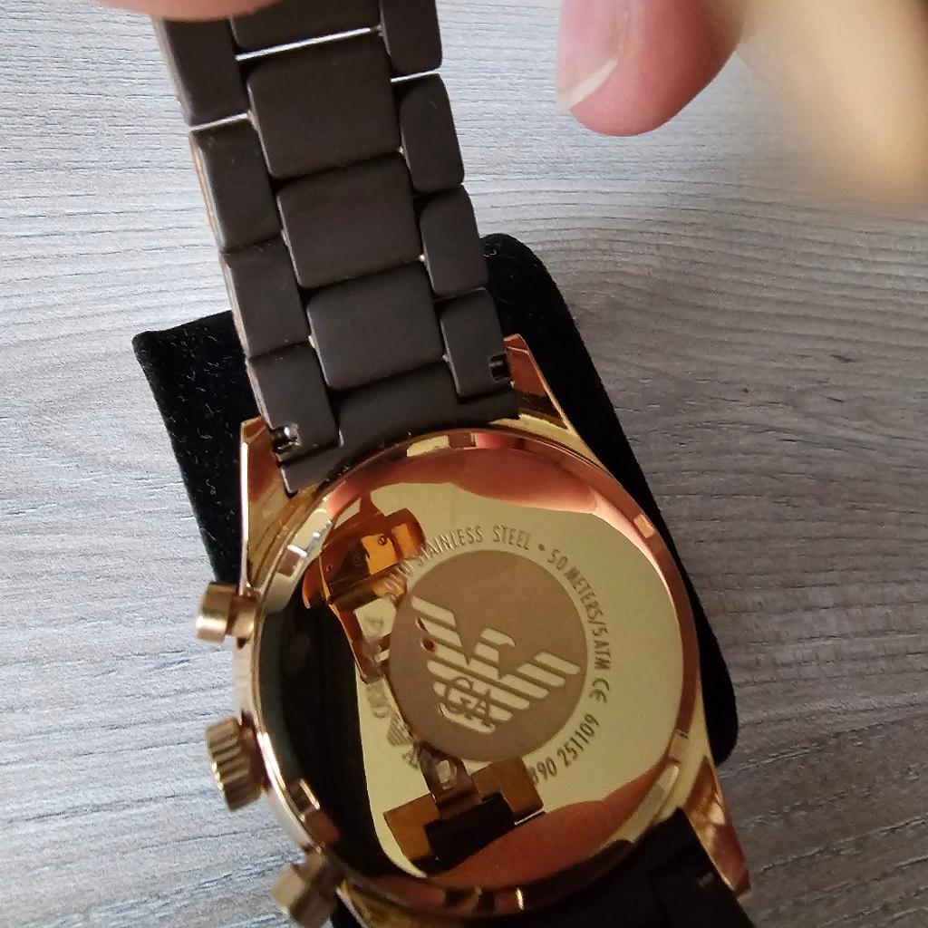 Verkauft wird hier eine Uhr der Marke Emporio Armani. Das Glas weist keine Kratzer auf. Das Gehäuse wie die Unterseite weisen Gebrauchsspuren auf. Originalbox leider nicht mehr vorhanden. Batterie ist leer.